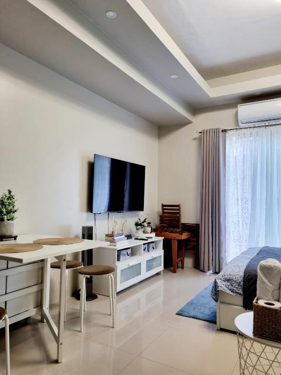 TV a/nebo společenská místnost v ubytování Staycation @ Crosswinds Tagaytay