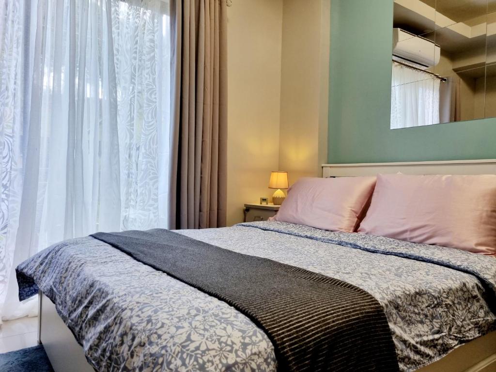 una camera con un grande letto e una finestra di Staycation @ Crosswinds Tagaytay a Tagaytay