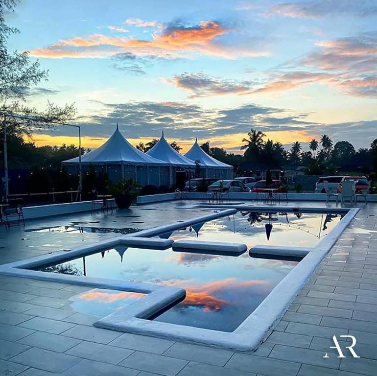 Bazén v ubytování The Arjana Resort nebo v jeho okolí