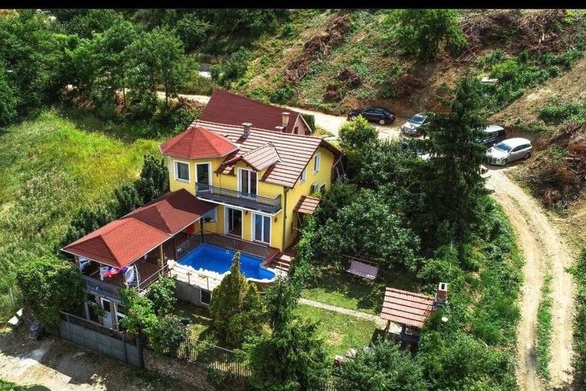 Yellow house في نوفي ساد: اطلالة جوية على منزل مع مسبح
