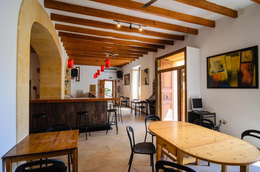A seating area at Embat - Hostel