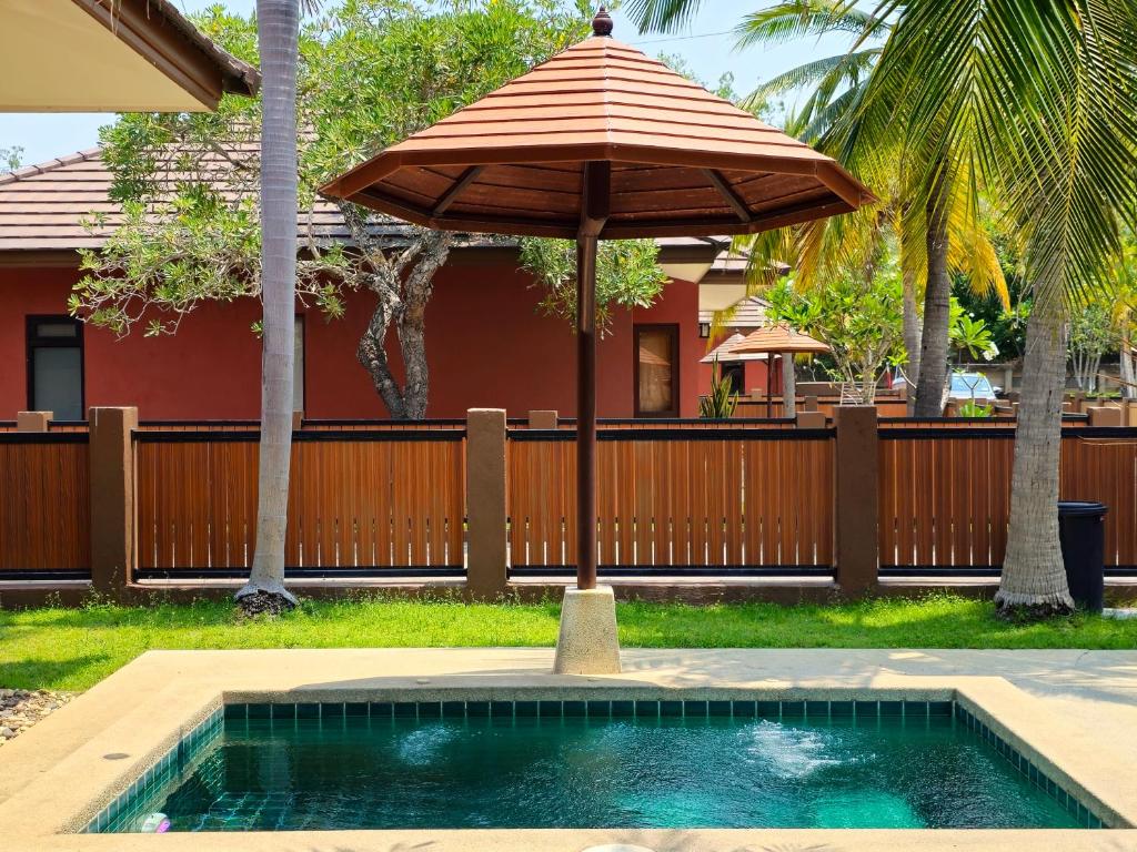 Bazén v ubytování Baan Mesuk Hua Hin Spa and Resort nebo v jeho okolí