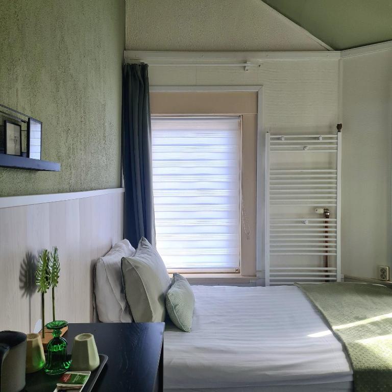 Postel nebo postele na pokoji v ubytování Hotel 't Witte Huys Scheveningen