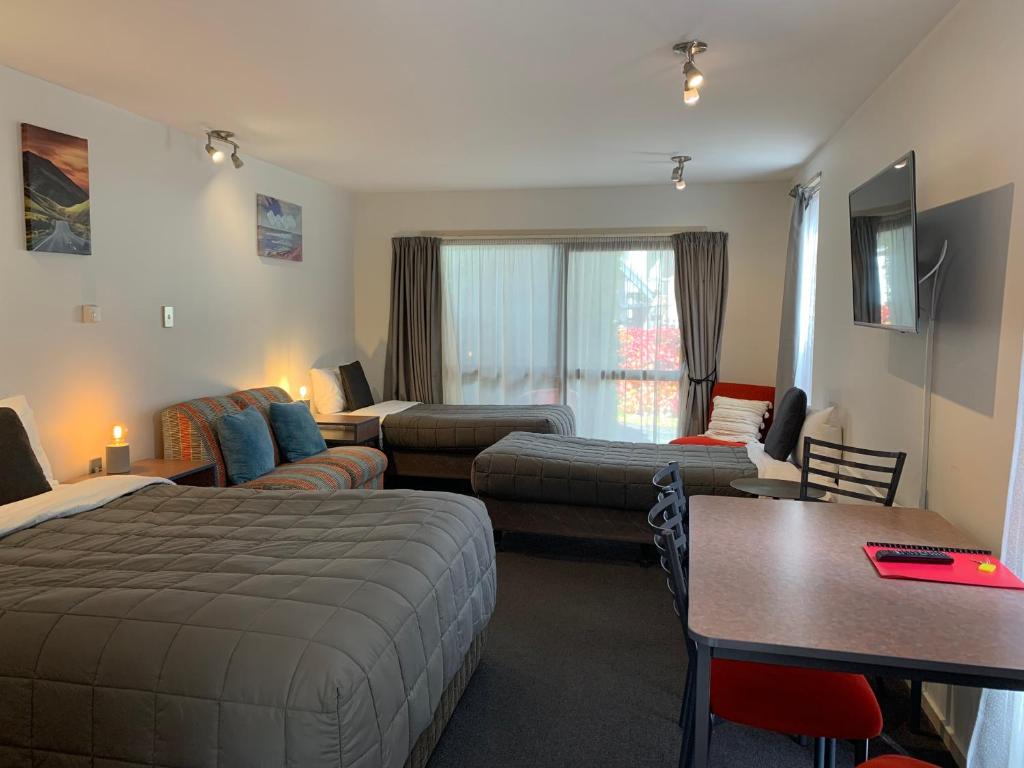Postel nebo postele na pokoji v ubytování Wakatipu View Apartments