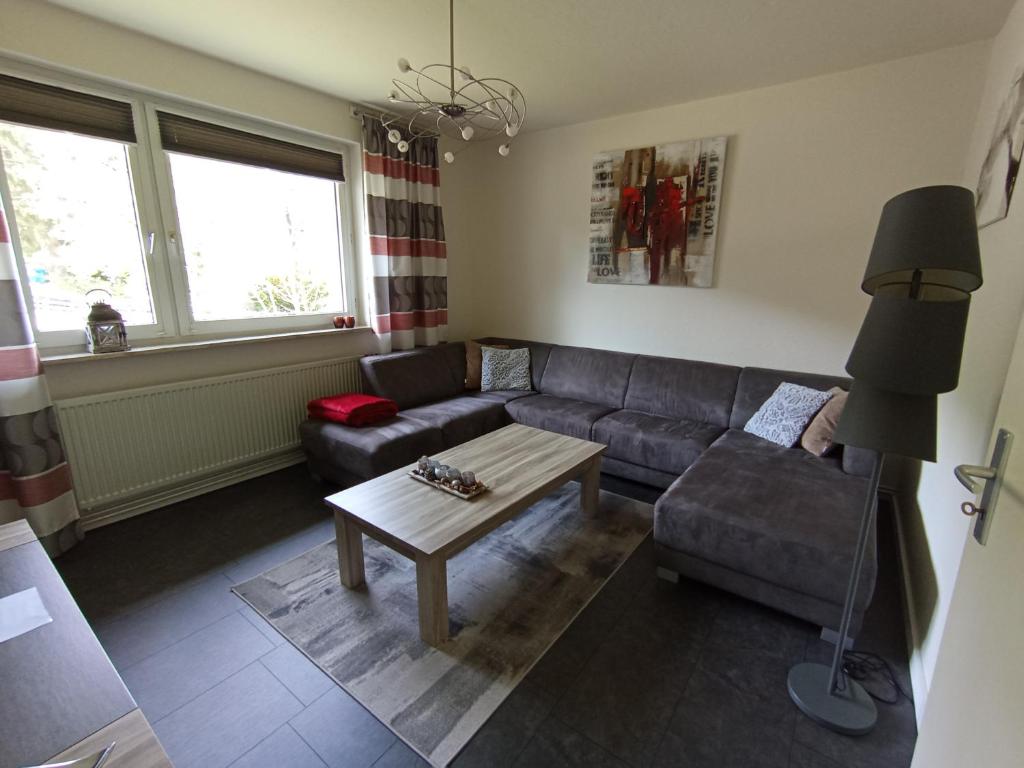 sala de estar con sofá y mesa de centro en Haus Christoffel Wieda en Wieda