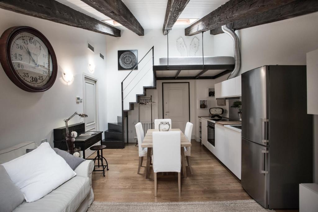 una cucina e una sala da pranzo con tavolo e sedie di Holländer Suite a Trieste