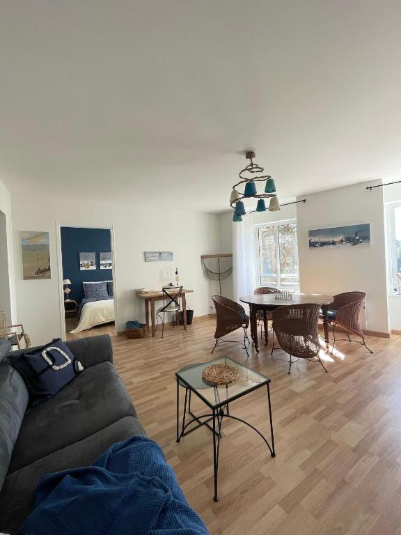 un salon avec un canapé et une table dans l'établissement Escale à Ploumanac'h, à Perros-Guirec