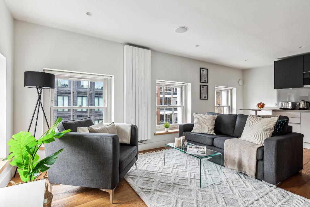 a living room with a couch and two chairs at Modern 1BR in Central Fitzrovia - CityApartmentStay in London