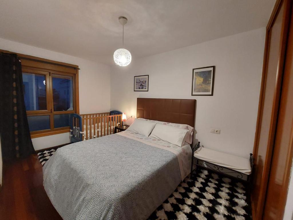 a bedroom with a bed with a checkered floor at O Alecrin de Bouzas Ribeira Sacra in Pereiro de Aguiar