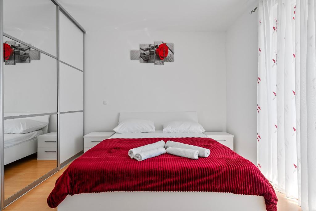 Posteľ alebo postele v izbe v ubytovaní Modern apartment with private pool near Split