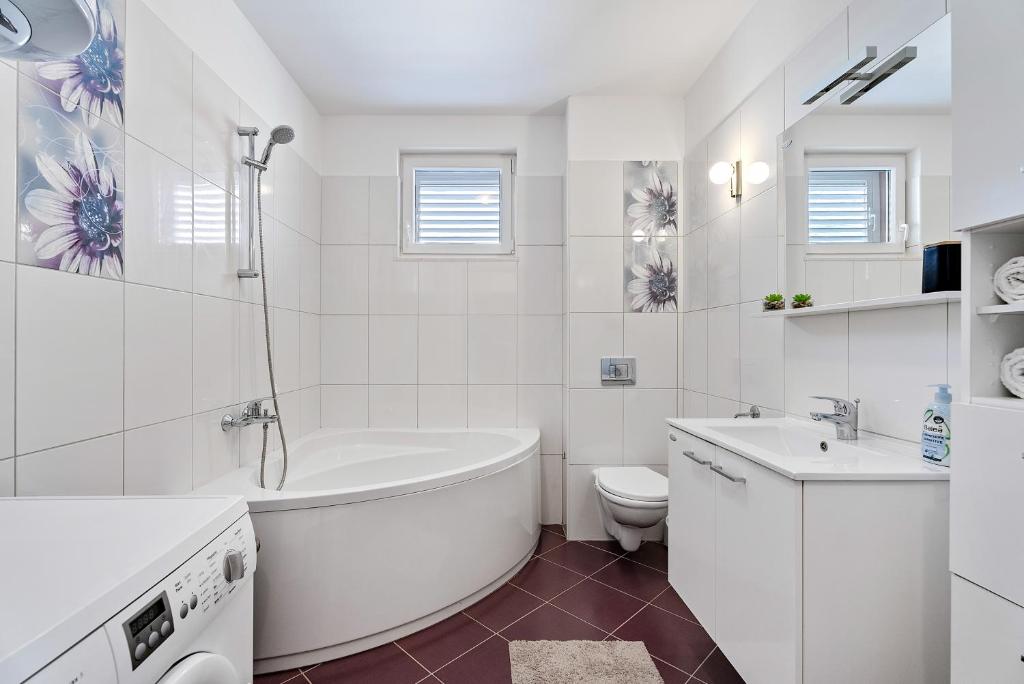 Kúpeľňa v ubytovaní Modern apartment with private pool near Split