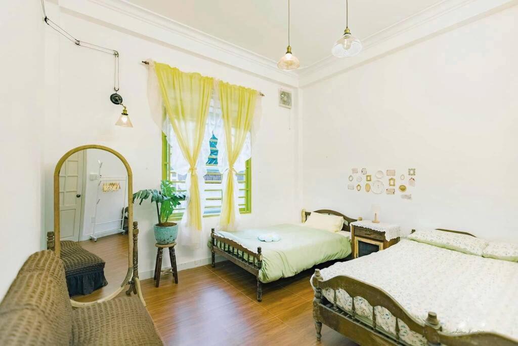 een slaapkamer met 2 bedden en een spiegel bij Góc sân và Khoảng trời 2 - Đặng Thái Thân (nguyên căn) in Xuan An