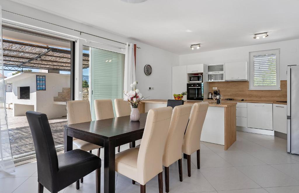 Kuchyňa alebo kuchynka v ubytovaní Modern apartment with private pool near Split