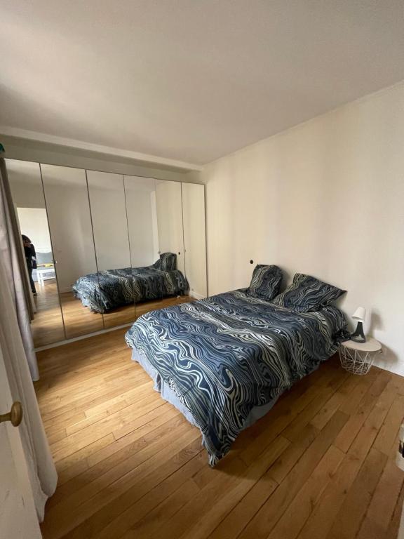 Katil atau katil-katil dalam bilik di Parisian charm flats