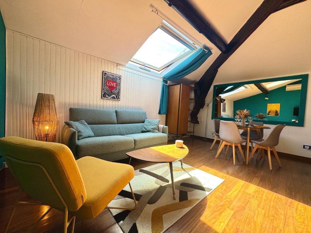 un salon avec un canapé et une table dans l'établissement Studio de charme au coeur de Cannes 2 min plage et 10 Congrés, à Cannes