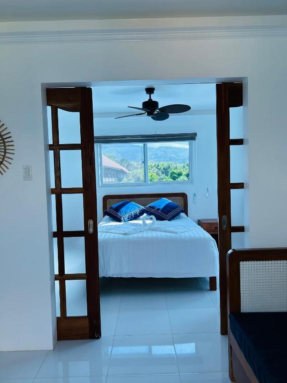 Postel nebo postele na pokoji v ubytování 1888 Beach Resort
