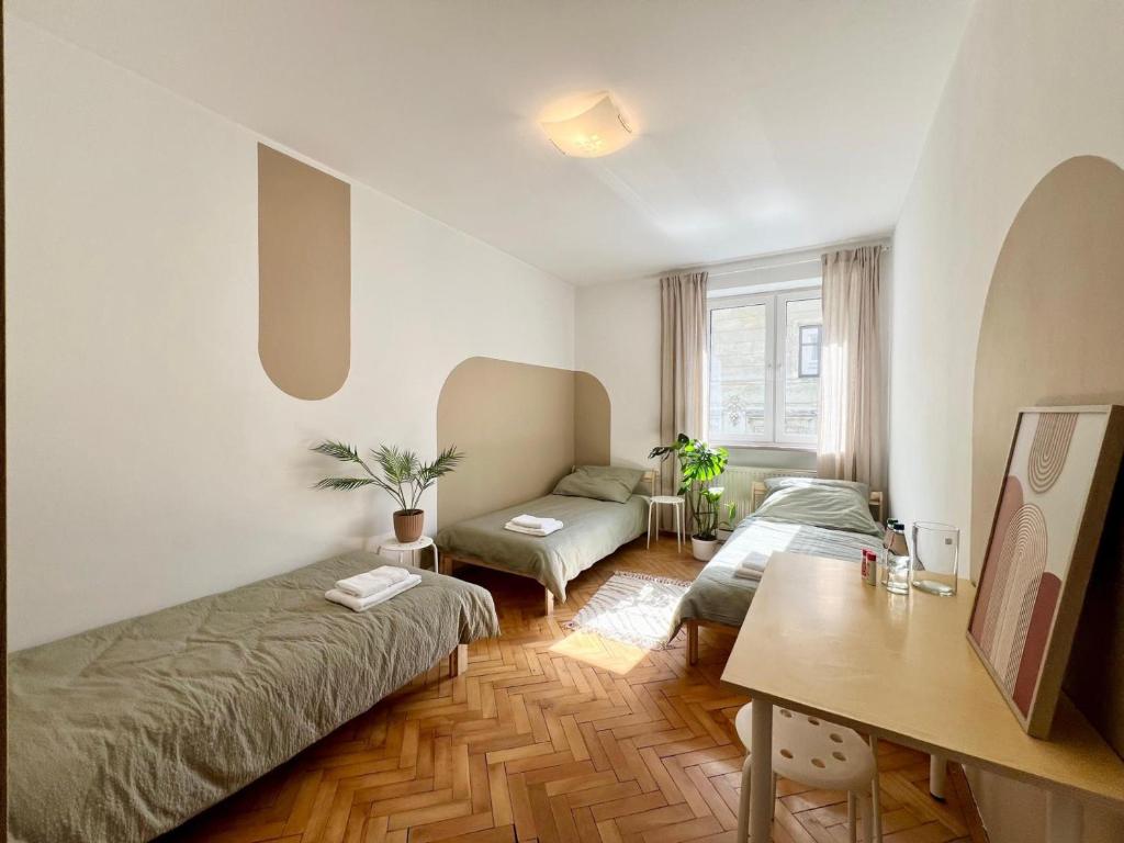 Sala de estar con 2 camas y mesa en BESKID HOME, en Bielsko-Biala
