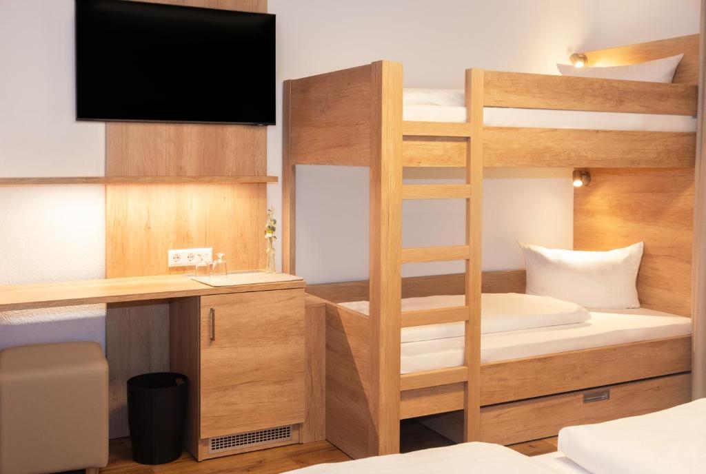 Postel nebo postele na pokoji v ubytování Hotel & Gästehaus Im Ziegelweg KLIMATISIERT Eintrittskarten für den Europa-Park erhalten Sie garantiert über uns