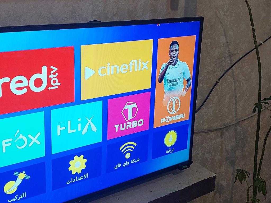 einem Bildschirm mit verschiedenen Logos in der Unterkunft Falcon homes in Amman