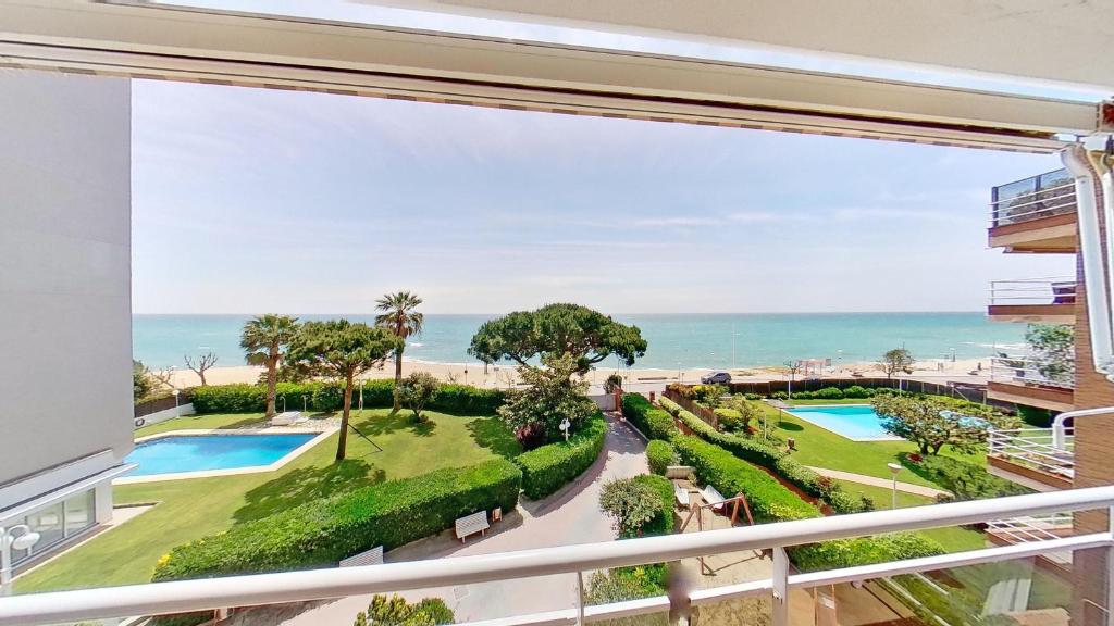 Premium Habitat de Canyelles - Three-Bedroom Apartment