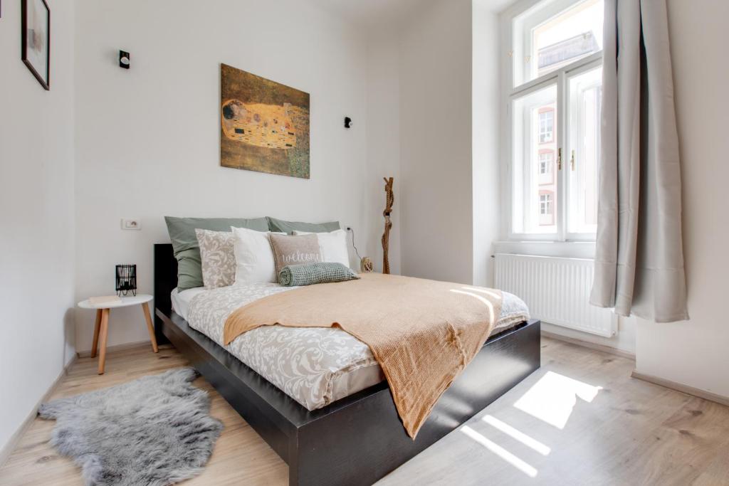 um quarto com uma cama e uma janela em Romantic apartment by the park - uaka7 em Praga