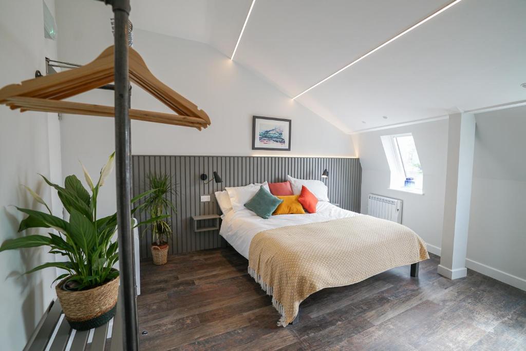 Ένα ή περισσότερα κρεβάτια σε δωμάτιο στο Sgwâr