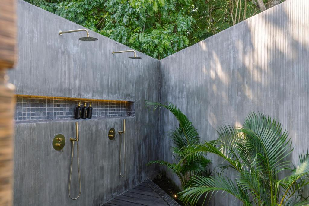 Ria Uluwatu, Tropical Chic Hotel