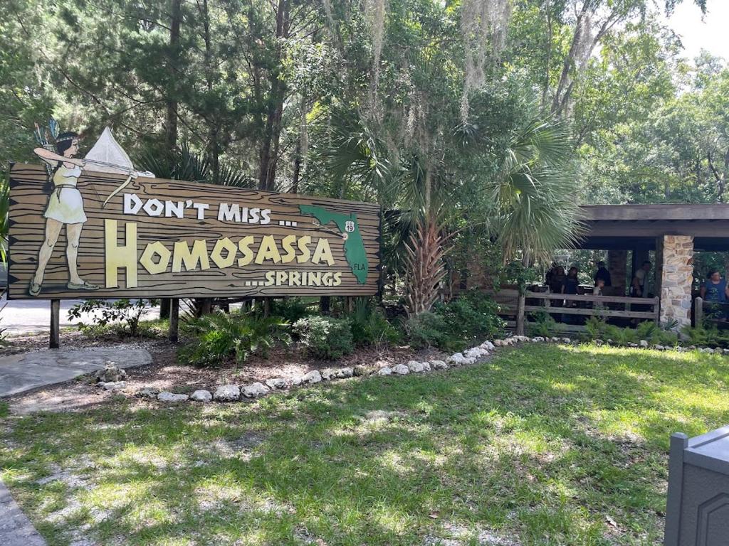 un panneau indiquant que l'entrée des homosassa ne manque pas dans l'établissement Chazz Doorway, à Homosassa