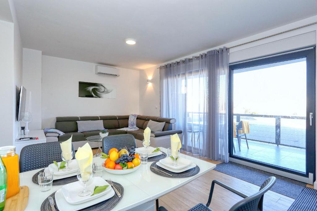 a living room with a table and a couch at Apartment Wali in Nin