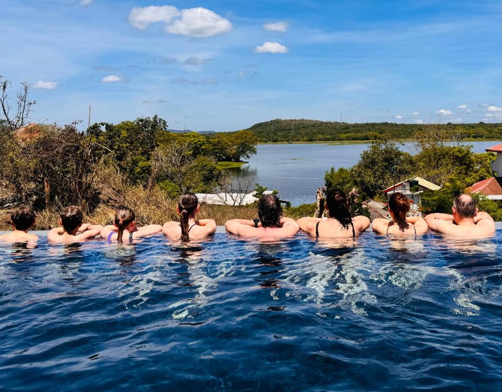 un groupe de personnes dans une piscine dans l'établissement Sundown Lake Hotel & Spa, à Habarana