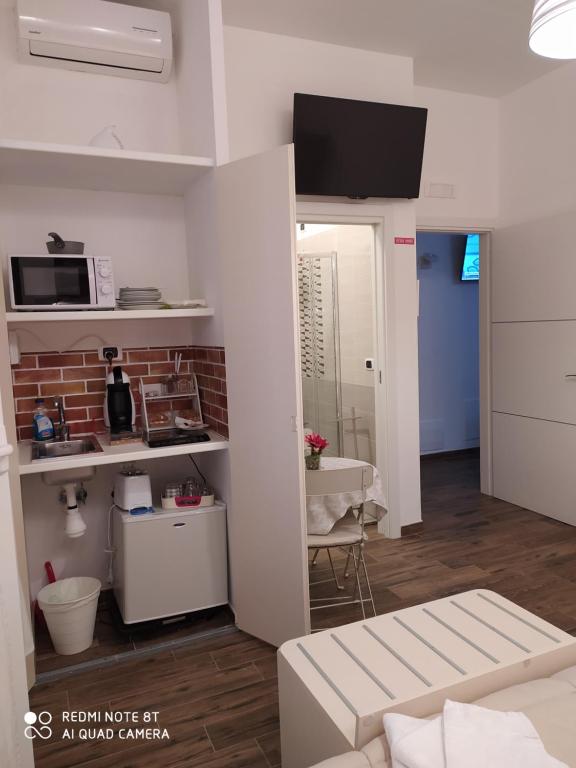 A kitchen or kitchenette at DomuS al Corso B&B