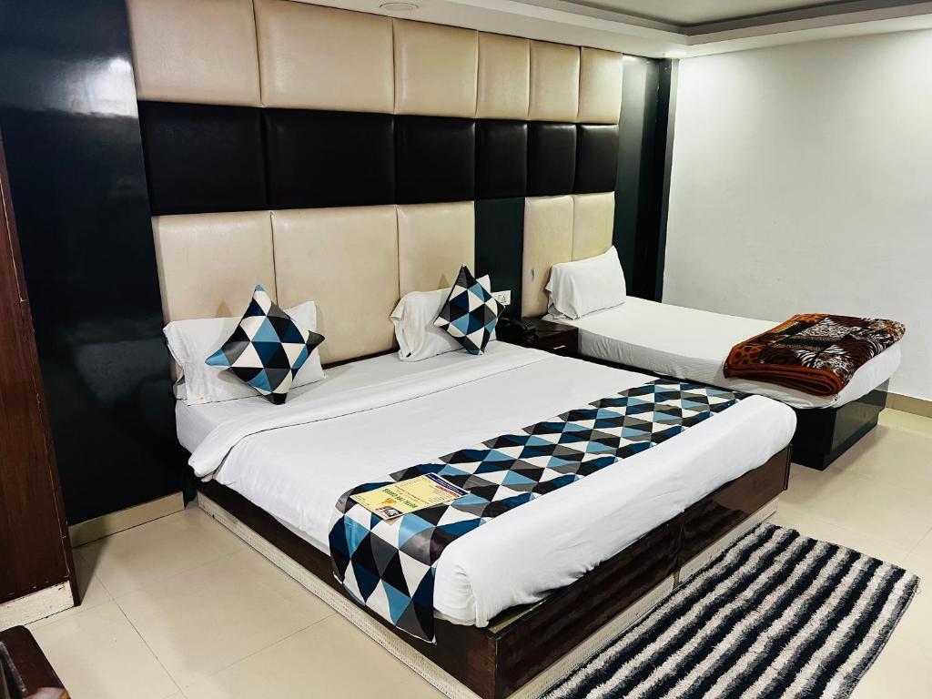 duas camas num pequeno quarto em Hotel Krone Plaza Near IGI Airport Delhi em Nova Deli