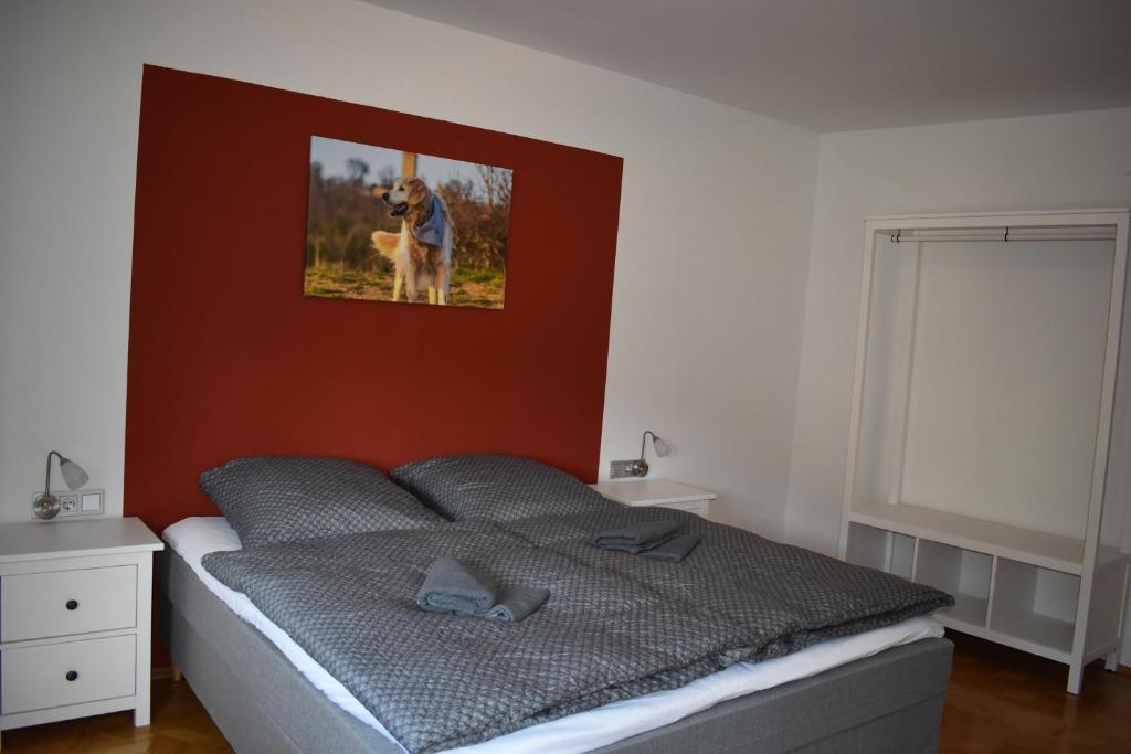 a bedroom with a bed with a picture of a dog on the wall at Ferienwohnung Rhönmarkt in Ostheim