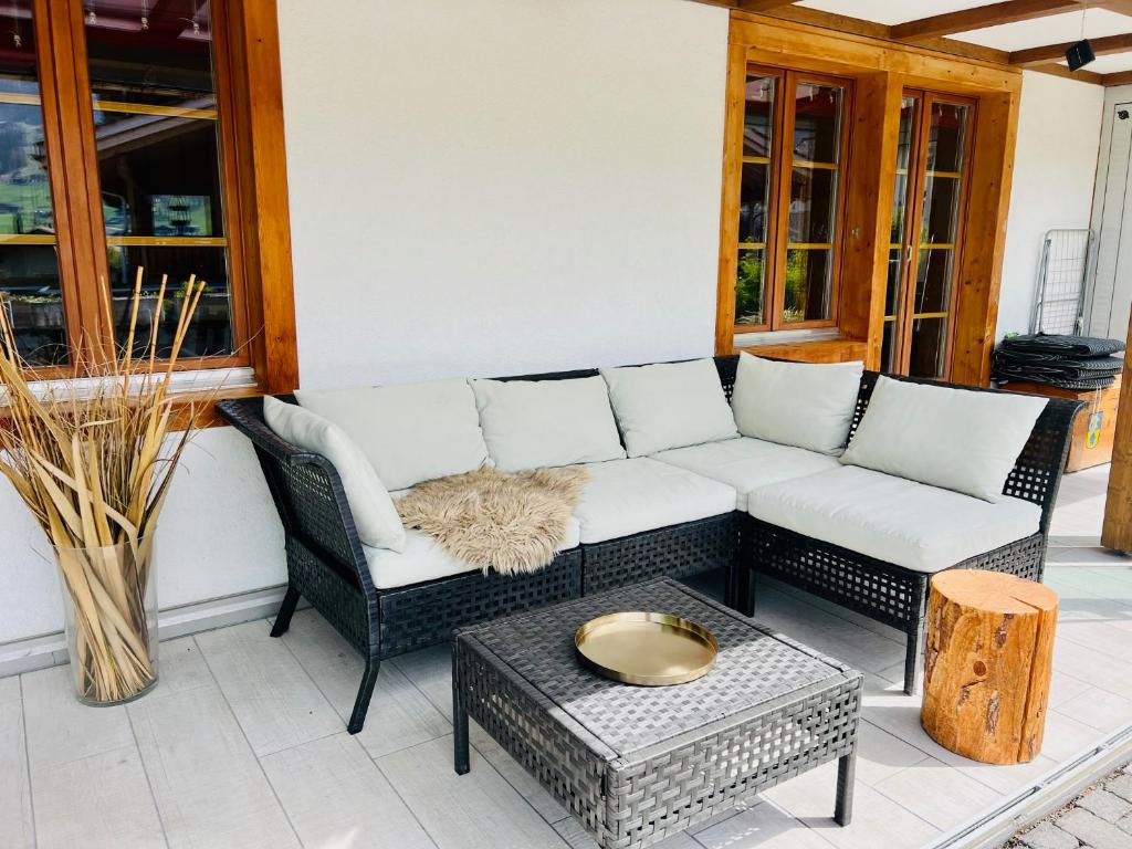 A seating area at Chalet JOLUKSI - with spa tub