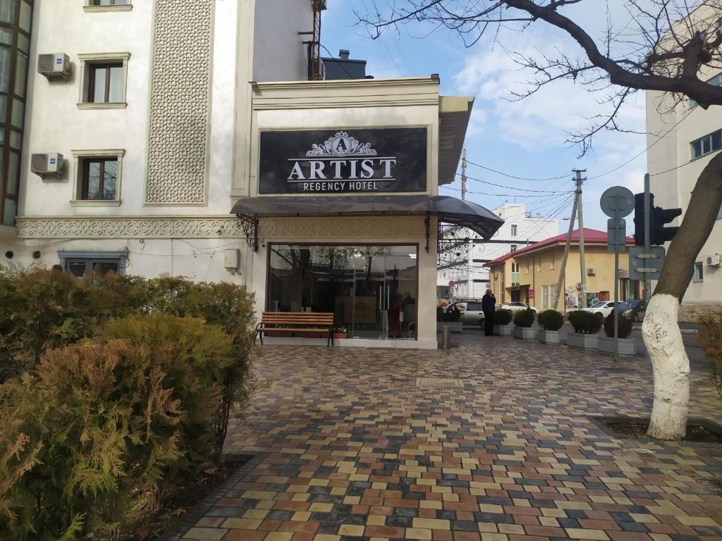 un edificio con un cartello per un istituto d'arte di Artist Regency Hotel a Yakkasaray