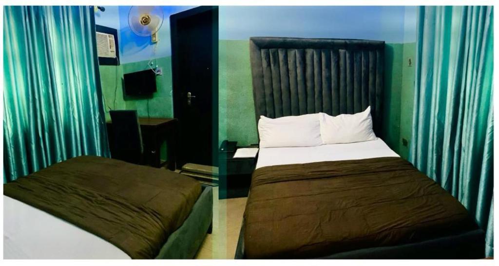 ラゴスにあるTHE GROOVE GUEST HOUSEのベッドとデスクが備わるホテルルームです。