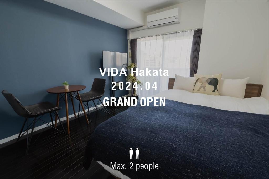 um quarto com uma cama e uma mesa num quarto em VIDA Hakata 803 - Vacation STAY 48060v em Sumiyoshi