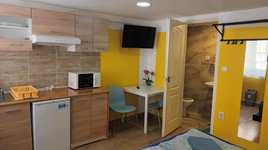 Kuchyň nebo kuchyňský kout v ubytování Deniz Guesthouse