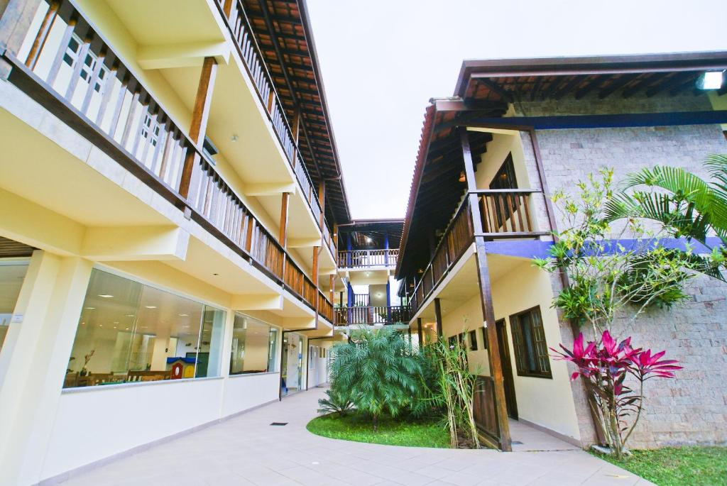 an empty courtyard of a building with plants at Velas Chalés in Ubatuba