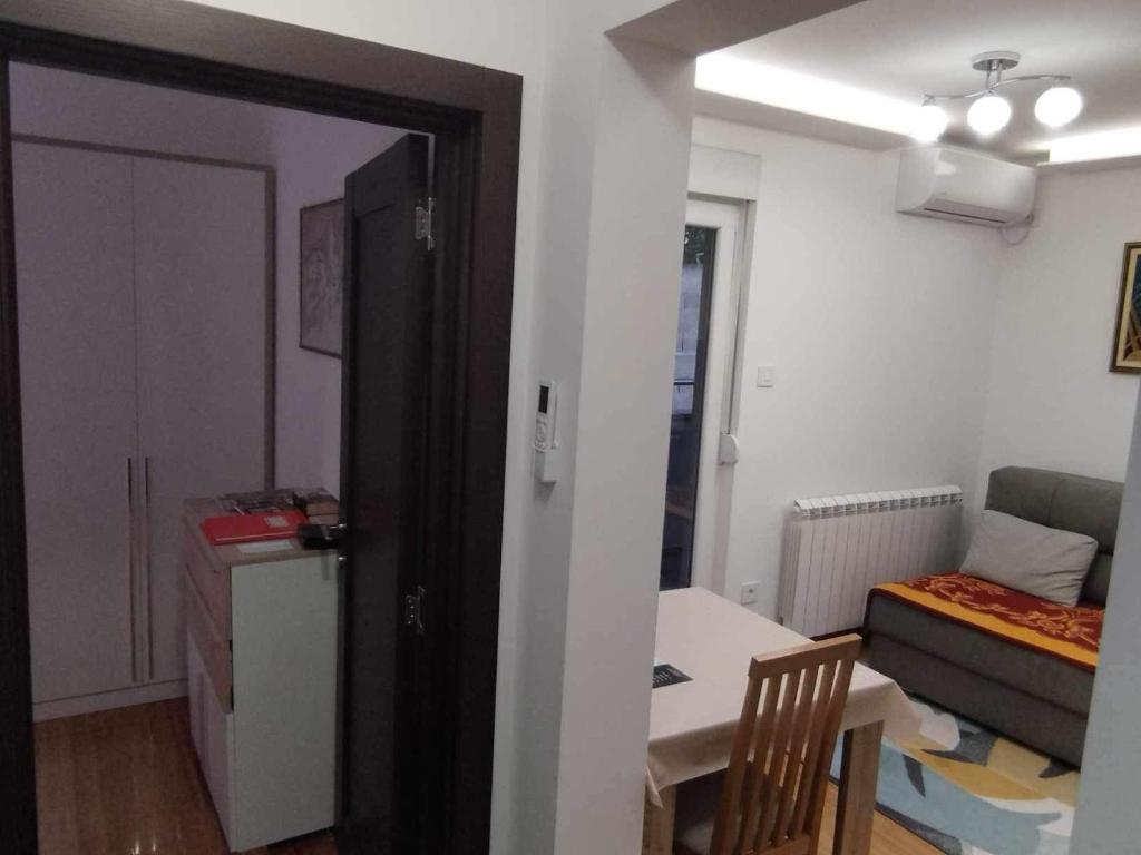 una camera con cucina e un soggiorno con tavolo di Atlas a Belgrado