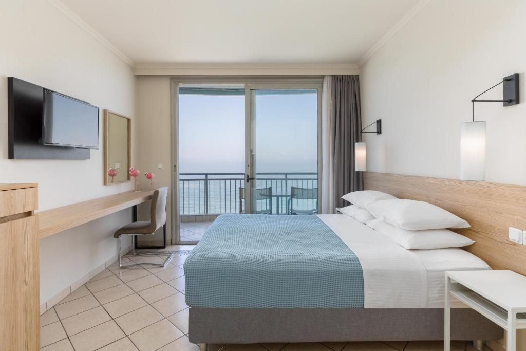 Postel nebo postele na pokoji v ubytování Zefyros Sea View Hotel