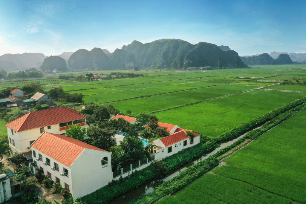 une vue aérienne sur un village avec des montagnes en arrière-plan dans l'établissement Dong Ne Tam Coc Hotel & Resort, à Ninh Binh