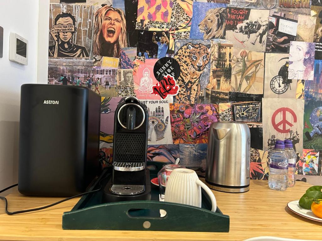 Příslušenství pro přípravu čaje a kávy v ubytování Pop Art Luxury Room Marylebone