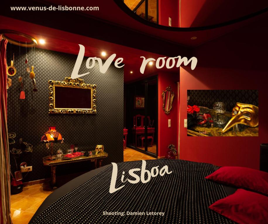 Una señal que lee "sala de amor" lsisondon en un dormitorio. en QUINTA DO MONTE DAS ABELHAS - La Vénus de Lisbonne en Calhandriz
