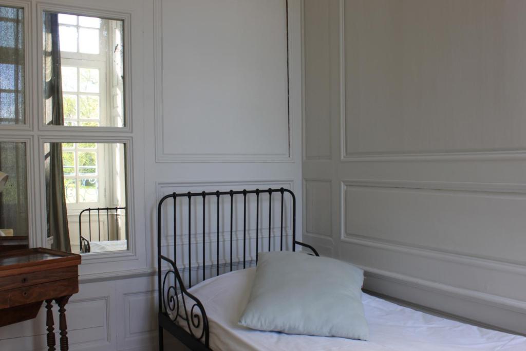 Krevet ili kreveti u jedinici u objektu Chambres d&#39;H&ocirc;tes Ch&acirc;teau de Martragny