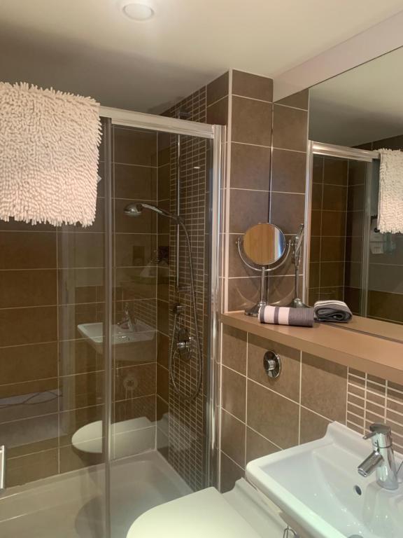 y baño con ducha y lavamanos. en Merchant City Luxury 2 Bedroom Apartment with Secure Parking Available on Request, en Glasgow
