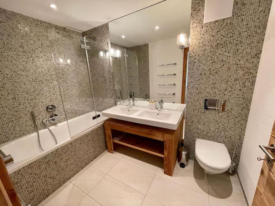 Koupelna v ubytování Spacious Family Apt Flims close to Lake Cauma