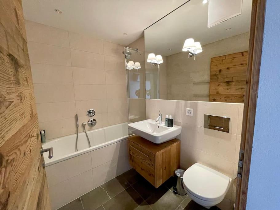 Koupelna v ubytování Spacious Family Apt Flims close to Lake Cauma