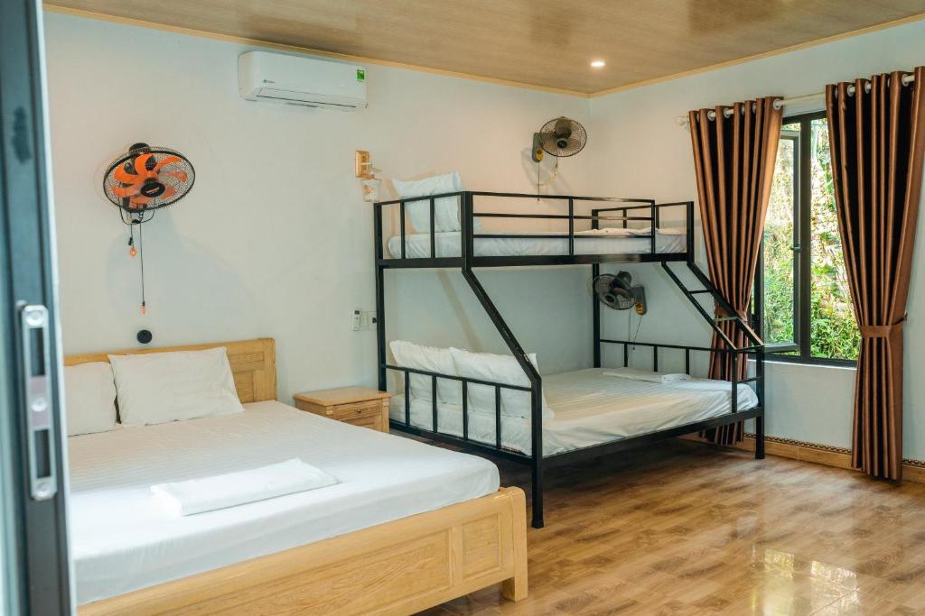 Postel nebo postele na pokoji v ubytování Tran Chau Garden Home