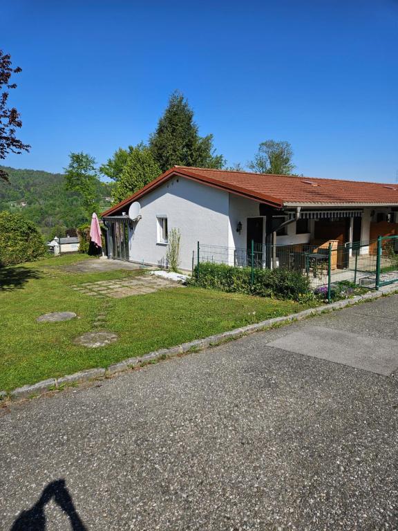 l'ombra di una persona che si trova di fronte a una casa di Cozy Reifnitz-mit Seezugang a Reifnitz